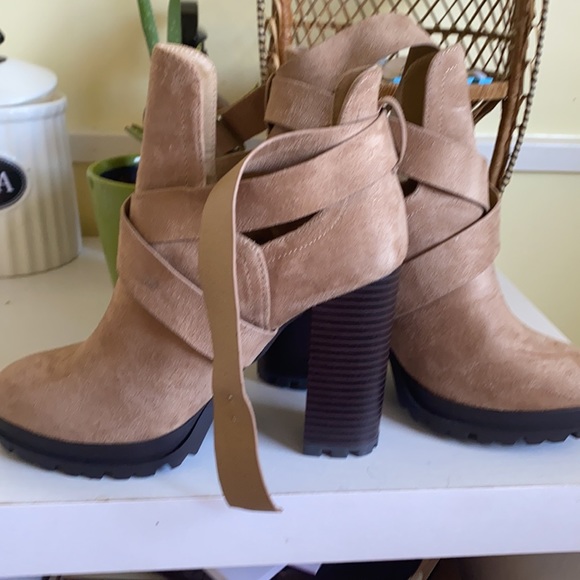 Tan high heel booties - Picture 2 of 3